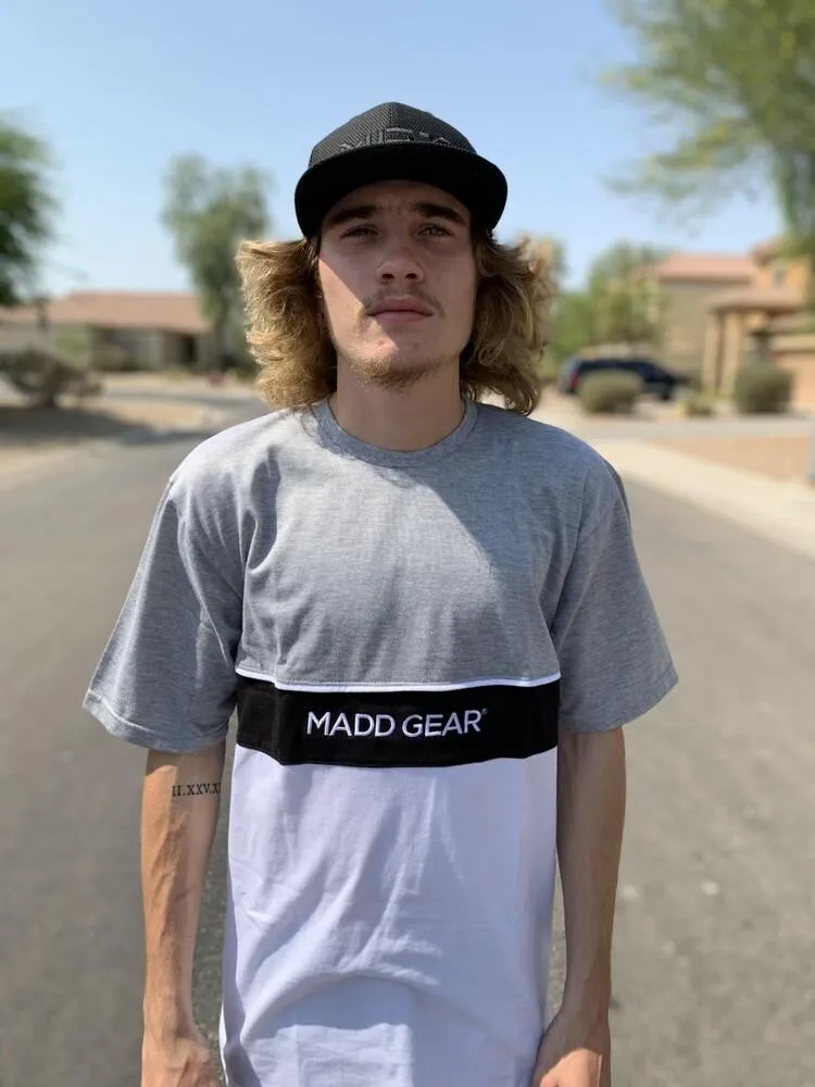 MGP Stripe Tee t-shirt grå vit broderad logga