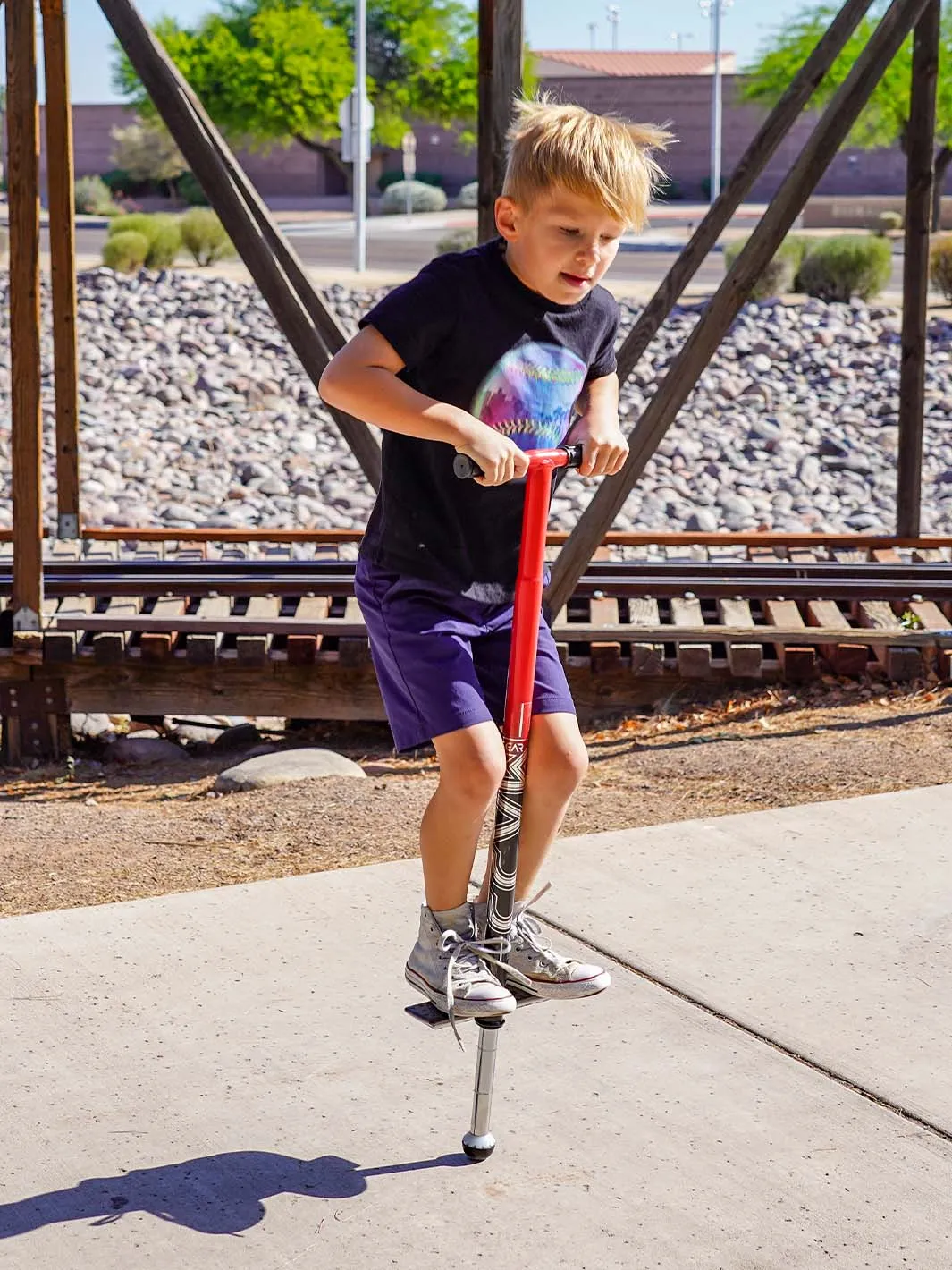 MGP Madd Pogo Stick hoppstylta röd svart 80 kg