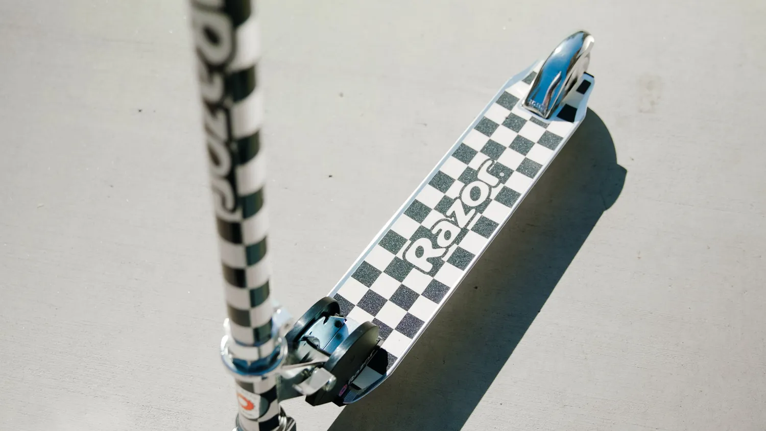 Razor A Checked Out sparkcykel barn rutig