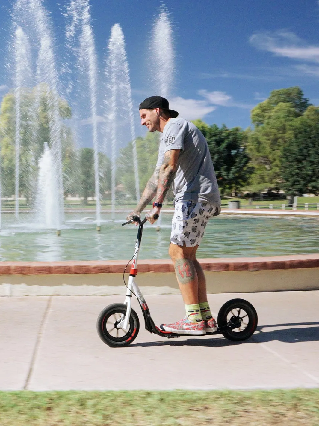 Madd Gear Urban Glide Commuter sparkcykel svart vit luftdäck